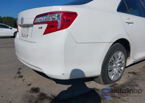 2014 Toyota Camry Le z USA, uszkodzony, nr VIN 4T4BF1FK8ER352881